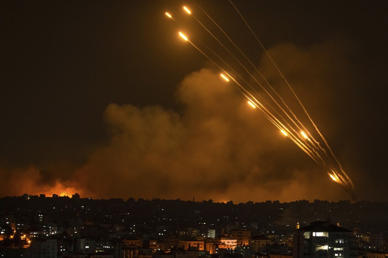 Roket ditembakkan ke arah Israel dari Jalur Gaza, Minggu, 8 Oktober 2023. Penguasa militan Hamas di Jalur Gaza melakukan serangan multi-front yang belum pernah terjadi sebelumnya terhadap Israel. (AP/Fatima Shbair) Roket ditembakkan ke arah Israel dari Jalur Gaza, Minggu, 8 Oktober 2023. Penguasa militan Hamas di Jalur Gaza melakukan serangan multi-front yang belum pernah terjadi sebelumnya terhadap Israel. (AP/Fatima Shbair)
