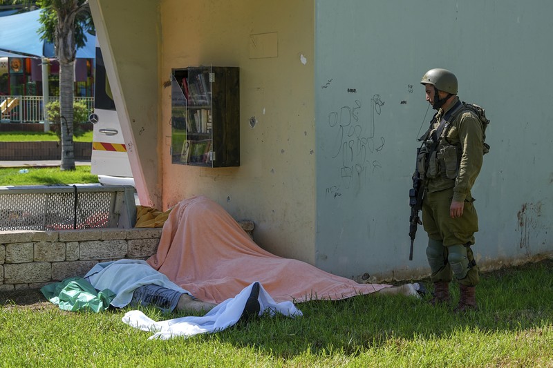 Roket ditembakkan ke arah Israel dari Jalur Gaza, Minggu, 8 Oktober 2023. Penguasa militan Hamas di Jalur Gaza melakukan serangan multi-front yang belum pernah terjadi sebelumnya terhadap Israel. (AP/Fatima Shbair)