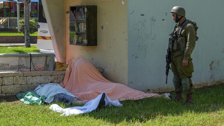 Roket ditembakkan ke arah Israel dari Jalur Gaza, Minggu, 8 Oktober 2023. Penguasa militan Hamas di Jalur Gaza melakukan serangan multi-front yang belum pernah terjadi sebelumnya terhadap Israel. (AP/Fatima Shbair)