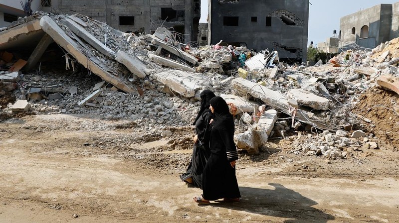 Roket ditembakkan ke arah Israel dari Jalur Gaza, Minggu, 8 Oktober 2023. Penguasa militan Hamas di Jalur Gaza melakukan serangan multi-front yang belum pernah terjadi sebelumnya terhadap Israel. (AP/Fatima Shbair)