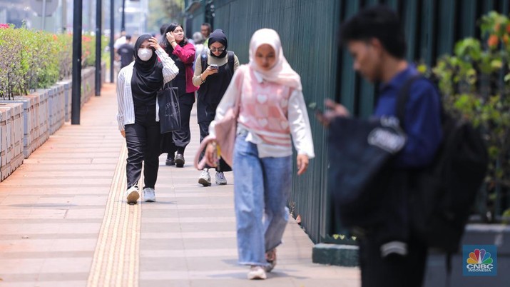 Warga berjalan di sekitar Halte Tosari saat Hari Kulminasi Utama yang jatuh pada pukul 11.40 WIB di Jakarta, Senin (9/10/2023). Hari Kulminasi Utama atau fenomena Hari Tanpa Bayang merupakan posisi dimana matahari berada di posisi tertinggi. (CNBC Indonesia/Faisal Rahman)