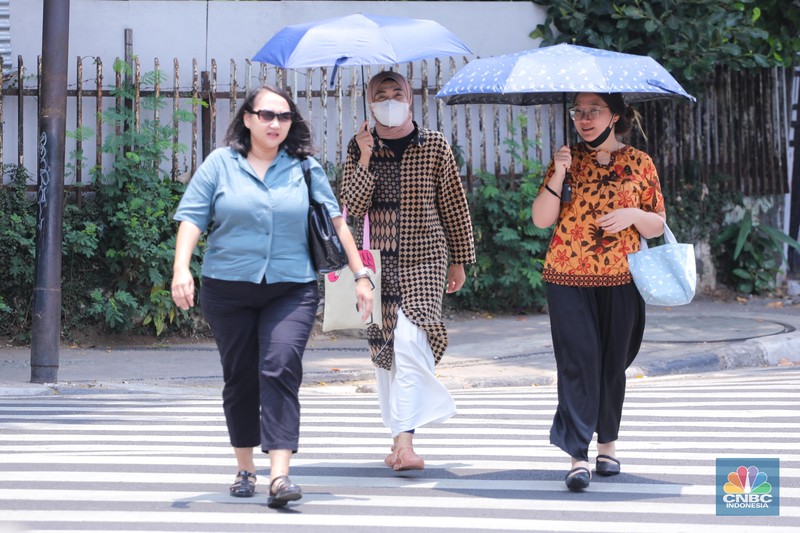 Warga berjalan di sekitar Halte Tosari saat Hari Kulminasi Utama yang jatuh pada pukul 11.40 WIB di Jakarta, Senin (9/10/2023). Hari Kulminasi Utama atau fenomena Hari Tanpa Bayang merupakan posisi dimana matahari berada di posisi tertinggi. (CNBC Indonesia/Faisal Rahman) Warga berjalan di sekitar Halte Tosari saat Hari Kulminasi Utama yang jatuh pada pukul 11.40 WIB di Jakarta, Senin (9/10/2023). Hari Kulminasi Utama atau fenomena Hari Tanpa Bayang merupakan posisi dimana matahari berada di posisi tertinggi. (CNBC Indonesia/Faisal Rahman)