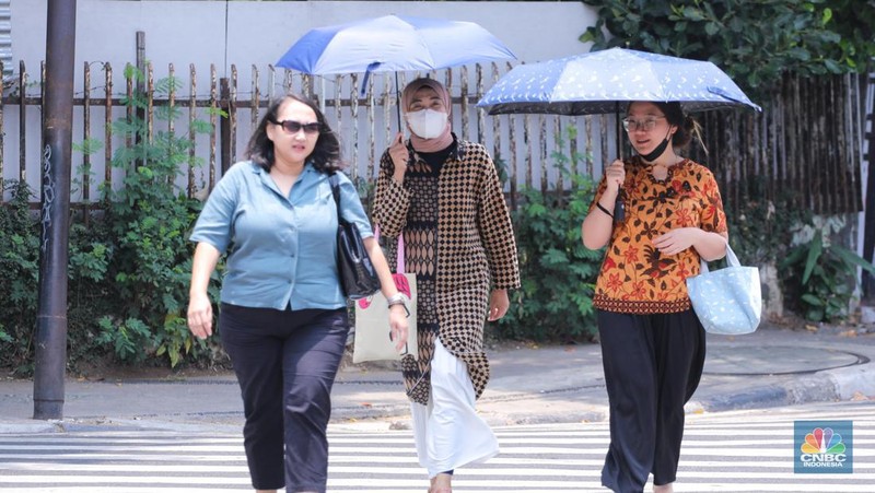 Warga berjalan di sekitar Halte Tosari saat Hari Kulminasi Utama yang jatuh pada pukul 11.40 WIB di Jakarta, Senin (9/10/2023). Hari Kulminasi Utama atau fenomena Hari Tanpa Bayang merupakan posisi dimana matahari berada di posisi tertinggi. (CNBC Indonesia/Faisal Rahman)