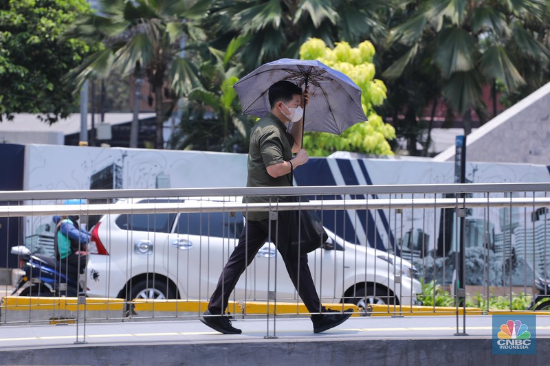 Warga berjalan di sekitar Halte Tosari saat Hari Kulminasi Utama yang jatuh pada pukul 11.40 WIB di Jakarta, Senin (9/10/2023). Hari Kulminasi Utama atau fenomena Hari Tanpa Bayang merupakan posisi dimana matahari berada di posisi tertinggi. (CNBC Indonesia/Faisal Rahman) Warga berjalan di sekitar Halte Tosari saat Hari Kulminasi Utama yang jatuh pada pukul 11.40 WIB di Jakarta, Senin (9/10/2023). Hari Kulminasi Utama atau fenomena Hari Tanpa Bayang merupakan posisi dimana matahari berada di posisi tertinggi. (CNBC Indonesia/Faisal Rahman)