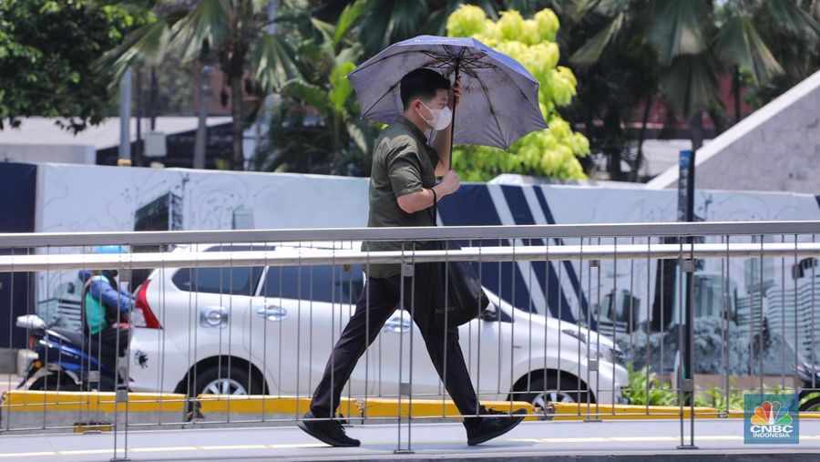 Warga berjalan di sekitar Halte Tosari saat Hari Kulminasi Utama yang jatuh pada pukul 11.40 WIB di Jakarta, Senin (9/10/2023). Hari Kulminasi Utama atau fenomena Hari Tanpa Bayang merupakan posisi dimana matahari berada di posisi tertinggi. (²©²ÊÍøÕ¾/Faisal Rahman)