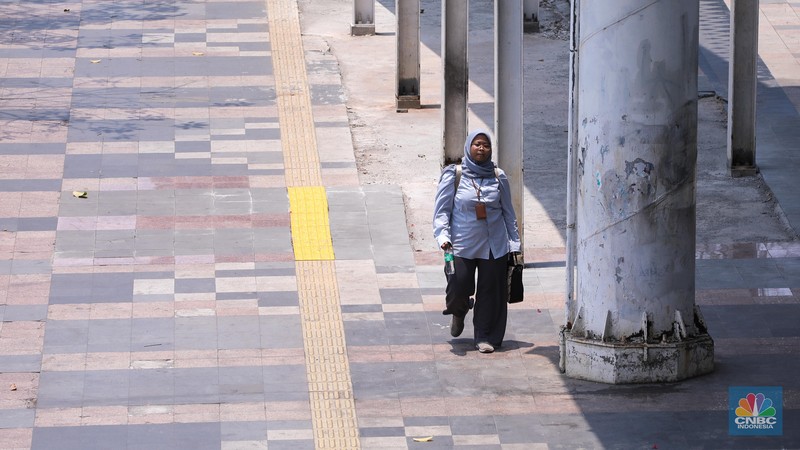 Warga berjalan di sekitar Halte Tosari saat Hari Kulminasi Utama yang jatuh pada pukul 11.40 WIB di Jakarta, Senin (9/10/2023). Hari Kulminasi Utama atau fenomena Hari Tanpa Bayang merupakan posisi dimana matahari berada di posisi tertinggi. (CNBC Indonesia/Faisal Rahman) Warga berjalan di sekitar Halte Tosari saat Hari Kulminasi Utama yang jatuh pada pukul 11.40 WIB di Jakarta, Senin (9/10/2023). Hari Kulminasi Utama atau fenomena Hari Tanpa Bayang merupakan posisi dimana matahari berada di posisi tertinggi. (CNBC Indonesia/Faisal Rahman)