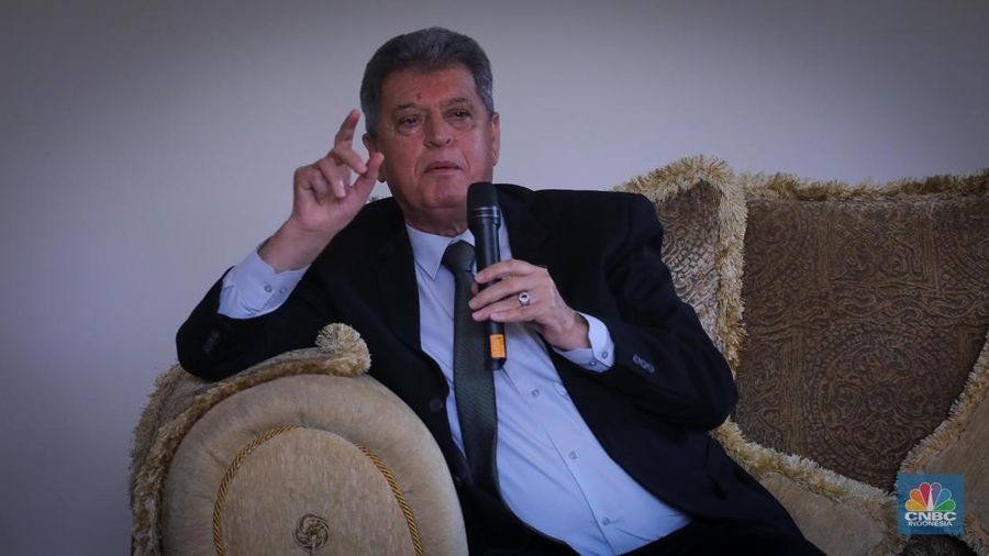Duta Besar Palestina untuk Indonesia, Zuhair Al-Shun (tengah) memberikan keterangan keterangan terkait perkembangan Palestina terkini di Kedutaan Besar Palestina di Kedutaan Besar Palestina, Jakarta, Selasa (10/10/2023). (CNBC Indonesia/Faisal Rahman)