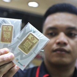 Harga Emas Antam Hari Ini Turun 