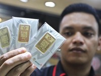 Harga Emas Antam Hari Ini Turun 