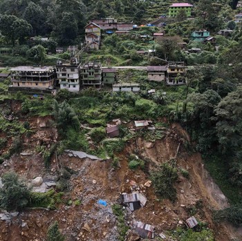 Potret Banjir Bandang India Buat Jalan Belah-Rumah Miring