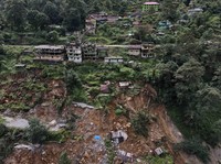 Potret Banjir Bandang India Buat Jalan Belah-Rumah Miring