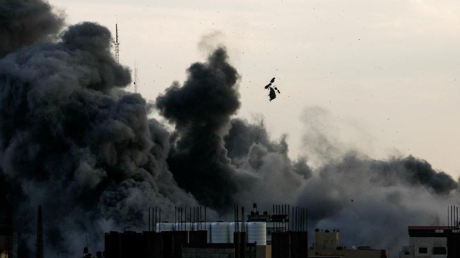 Israel mulai melancarkan serangan udara ke perbatasan Lebanon hingga menewaskan empat anggota Hizbullah pada Senin (9/10) waktu setempat. Serangan ini terjadi ketika Israel dan kelompok Hamas Palestina kembali terlibat peperangan di Jalur Gaza sejak akhir pekan lalu. (REUTERS/SALEH SALEM)