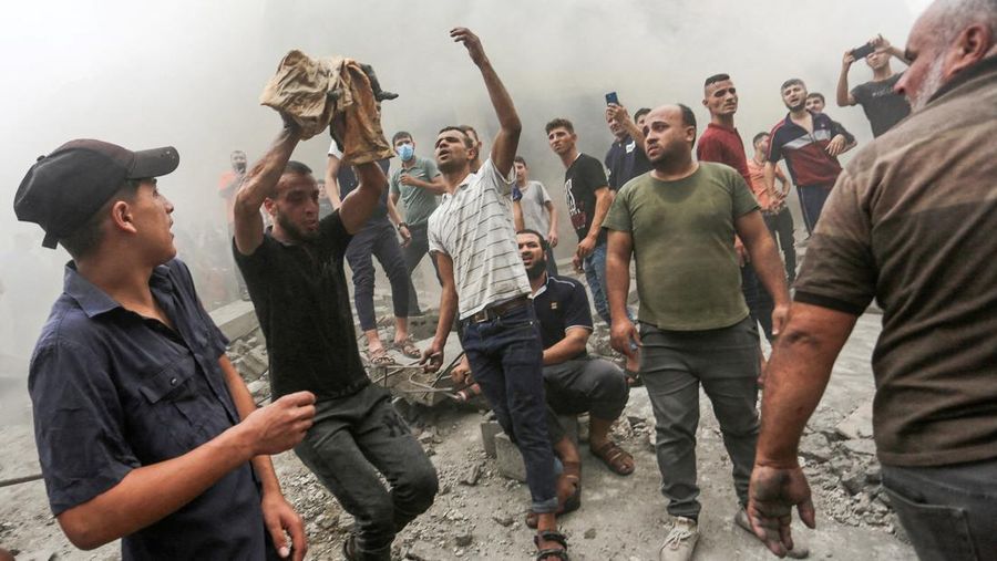 Israel mulai melancarkan serangan udara ke perbatasan Lebanon hingga menewaskan empat anggota Hizbullah pada Senin (9/10) waktu setempat. Serangan ini terjadi ketika Israel dan kelompok Hamas Palestina kembali terlibat peperangan di Jalur Gaza sejak akhir pekan lalu. (REUTERS/SALEH SALEM)
