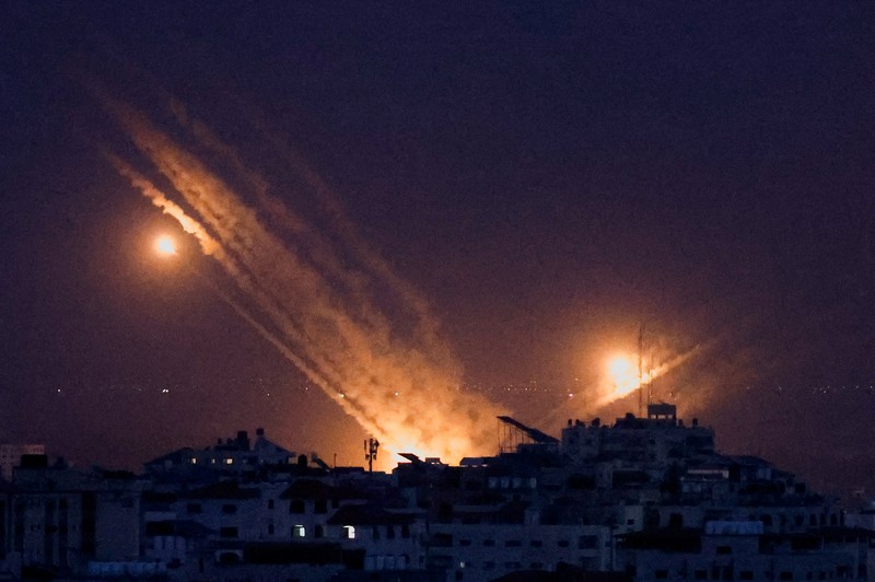 Israel mulai melancarkan serangan udara ke perbatasan Lebanon hingga menewaskan empat anggota Hizbullah pada Senin (9/10) waktu setempat. Serangan ini terjadi ketika Israel dan kelompok Hamas Palestina kembali terlibat peperangan di Jalur Gaza sejak akhir pekan lalu. (REUTERS/MOHAMMED SALEM) Israel mulai melancarkan serangan udara ke perbatasan Lebanon hingga menewaskan empat anggota Hizbullah pada Senin (9/10) waktu setempat. Serangan ini terjadi ketika Israel dan kelompok Hamas Palestina kembali terlibat peperangan di Jalur Gaza sejak akhir pekan lalu. (REUTERS/MOHAMMED SALEM)