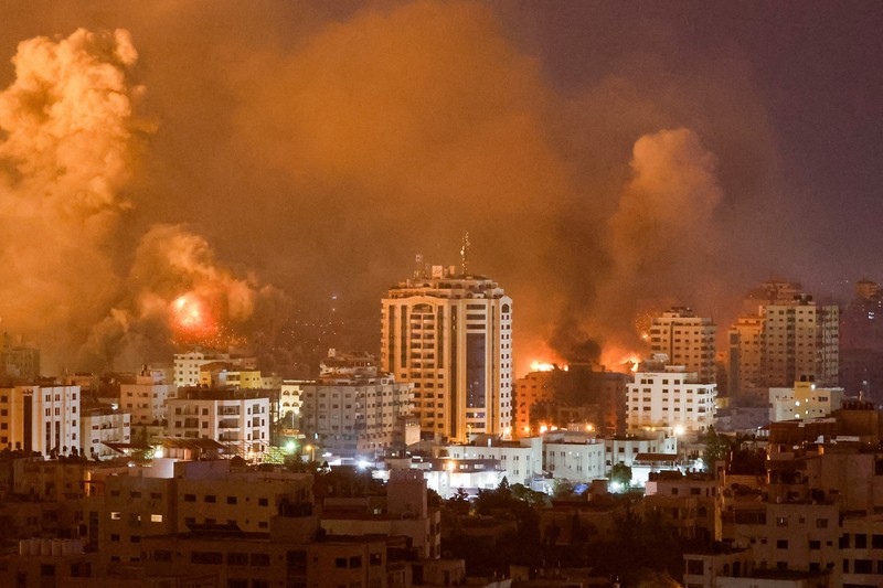 Israel mulai melancarkan serangan udara ke perbatasan Lebanon hingga menewaskan empat anggota Hizbullah pada Senin (9/10) waktu setempat. Serangan ini terjadi ketika Israel dan kelompok Hamas Palestina kembali terlibat peperangan di Jalur Gaza sejak akhir pekan lalu. (REUTERS/MOHAMMED SALEM) Israel mulai melancarkan serangan udara ke perbatasan Lebanon hingga menewaskan empat anggota Hizbullah pada Senin (9/10) waktu setempat. Serangan ini terjadi ketika Israel dan kelompok Hamas Palestina kembali terlibat peperangan di Jalur Gaza sejak akhir pekan lalu. (REUTERS/MOHAMMED SALEM)