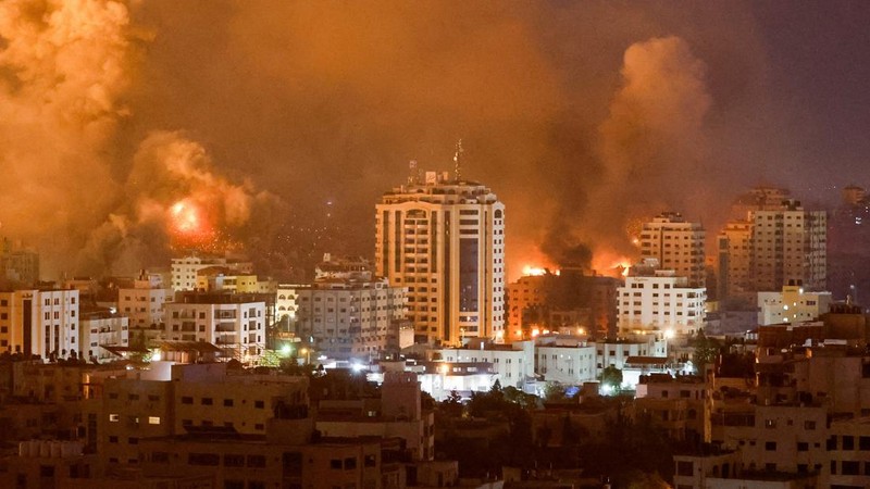 Israel mulai melancarkan serangan udara ke perbatasan Lebanon hingga menewaskan empat anggota Hizbullah pada Senin (9/10) waktu setempat. Serangan ini terjadi ketika Israel dan kelompok Hamas Palestina kembali terlibat peperangan di Jalur Gaza sejak akhir pekan lalu. (REUTERS/MOHAMMED SALEM)
