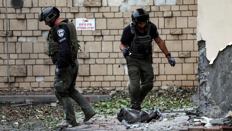 Israel mulai melancarkan serangan udara ke perbatasan Lebanon hingga menewaskan empat anggota Hizbullah pada Senin (9/10) waktu setempat. Serangan ini terjadi ketika Israel dan kelompok Hamas Palestina kembali terlibat peperangan di Jalur Gaza sejak akhir pekan lalu. (REUTERS/VIOLETA SANTOS MOURA)
