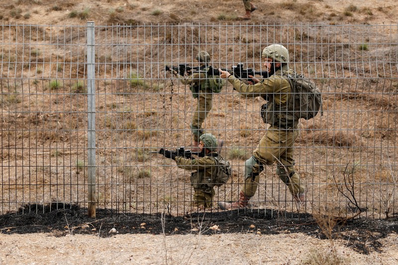 Israel mulai melancarkan serangan udara ke perbatasan Lebanon hingga menewaskan empat anggota Hizbullah pada Senin (9/10) waktu setempat. Serangan ini terjadi ketika Israel dan kelompok Hamas Palestina kembali terlibat peperangan di Jalur Gaza sejak akhir pekan lalu. (REUTERS/MOHAMMED SALEM) Israel mulai melancarkan serangan udara ke perbatasan Lebanon hingga menewaskan empat anggota Hizbullah pada Senin (9/10) waktu setempat. Serangan ini terjadi ketika Israel dan kelompok Hamas Palestina kembali terlibat peperangan di Jalur Gaza sejak akhir pekan lalu. (REUTERS/MOHAMMED SALEM)