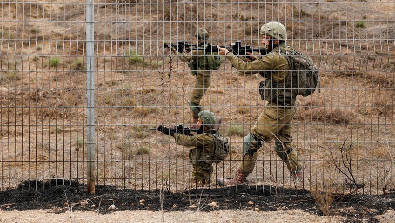 Israel mulai melancarkan serangan udara ke perbatasan Lebanon hingga menewaskan empat anggota Hizbullah pada Senin (9/10) waktu setempat. Serangan ini terjadi ketika Israel dan kelompok Hamas Palestina kembali terlibat peperangan di Jalur Gaza sejak akhir pekan lalu. (REUTERS/MOHAMMED SALEM)