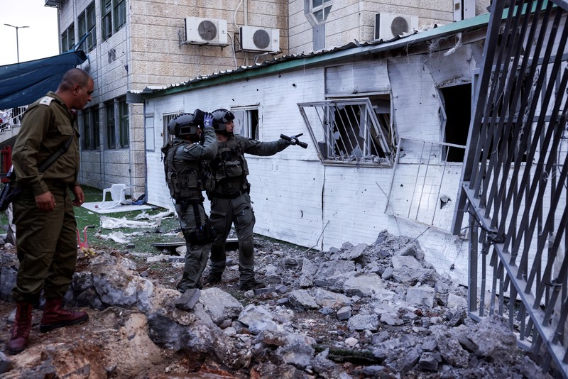 Israel mulai melancarkan serangan udara ke perbatasan Lebanon hingga menewaskan empat anggota Hizbullah pada Senin (9/10) waktu setempat. Serangan ini terjadi ketika Israel dan kelompok Hamas Palestina kembali terlibat peperangan di Jalur Gaza sejak akhir pekan lalu. (REUTERS/MOHAMMED SALEM) Israel mulai melancarkan serangan udara ke perbatasan Lebanon hingga menewaskan empat anggota Hizbullah pada Senin (9/10) waktu setempat. Serangan ini terjadi ketika Israel dan kelompok Hamas Palestina kembali terlibat peperangan di Jalur Gaza sejak akhir pekan lalu. (REUTERS/MOHAMMED SALEM)