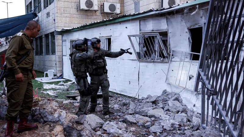 Israel mulai melancarkan serangan udara ke perbatasan Lebanon hingga menewaskan empat anggota Hizbullah pada Senin (9/10) waktu setempat. Serangan ini terjadi ketika Israel dan kelompok Hamas Palestina kembali terlibat peperangan di Jalur Gaza sejak akhir pekan lalu. (REUTERS/MOHAMMED SALEM)