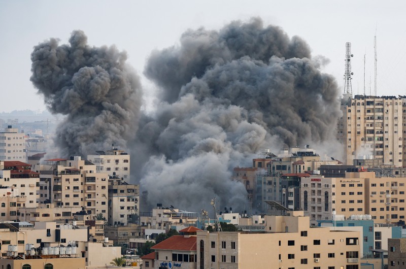 Israel mulai melancarkan serangan udara ke perbatasan Lebanon hingga menewaskan empat anggota Hizbullah pada Senin (9/10) waktu setempat. Serangan ini terjadi ketika Israel dan kelompok Hamas Palestina kembali terlibat peperangan di Jalur Gaza sejak akhir pekan lalu. (REUTERS/MOHAMMED SALEM) Israel mulai melancarkan serangan udara ke perbatasan Lebanon hingga menewaskan empat anggota Hizbullah pada Senin (9/10) waktu setempat. Serangan ini terjadi ketika Israel dan kelompok Hamas Palestina kembali terlibat peperangan di Jalur Gaza sejak akhir pekan lalu. (REUTERS/MOHAMMED SALEM)