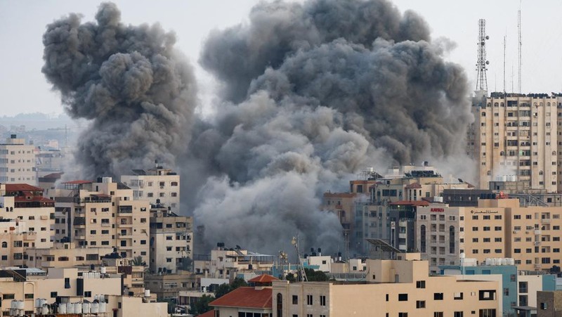 Israel mulai melancarkan serangan udara ke perbatasan Lebanon hingga menewaskan empat anggota Hizbullah pada Senin (9/10) waktu setempat. Serangan ini terjadi ketika Israel dan kelompok Hamas Palestina kembali terlibat peperangan di Jalur Gaza sejak akhir pekan lalu. (REUTERS/MOHAMMED SALEM)