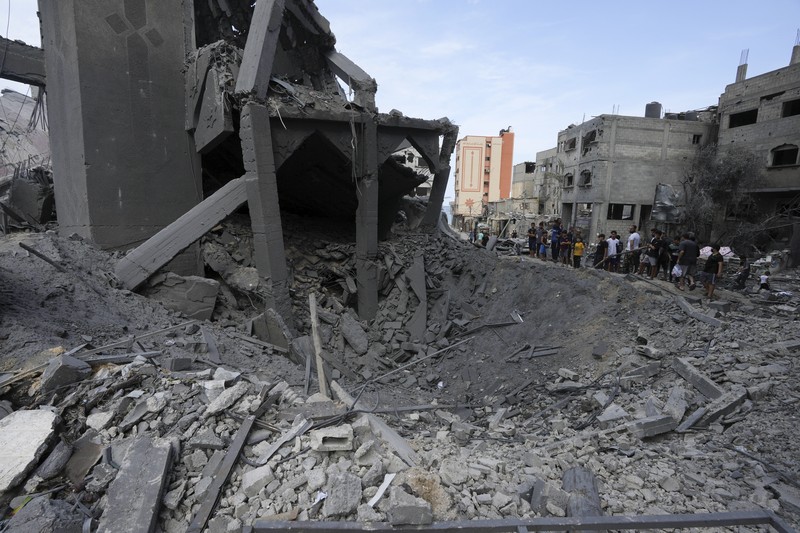 Pemandangan puing-puing sebuah bangunan setelah terkena serangan udara Israel, di Kota Gaza, Minggu, 8 Oktober 2023. (AP Photo/Hatem Moussa) Pemandangan puing-puing sebuah bangunan setelah terkena serangan udara Israel, di Kota Gaza, Minggu, 8 Oktober 2023. (AP Photo/Hatem Moussa)