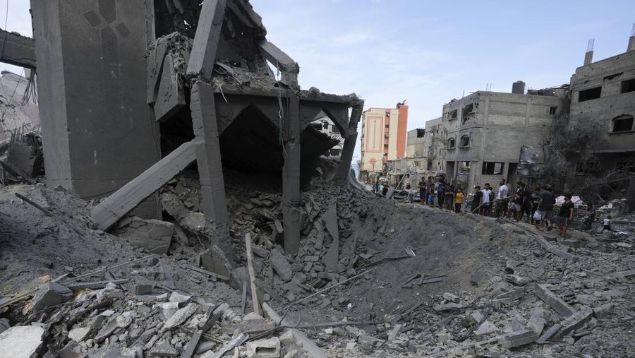 Pemandangan puing-puing sebuah bangunan setelah terkena serangan udara Israel, di Kota Gaza, Minggu, 8 Oktober 2023. (AP Photo/Hatem Moussa)