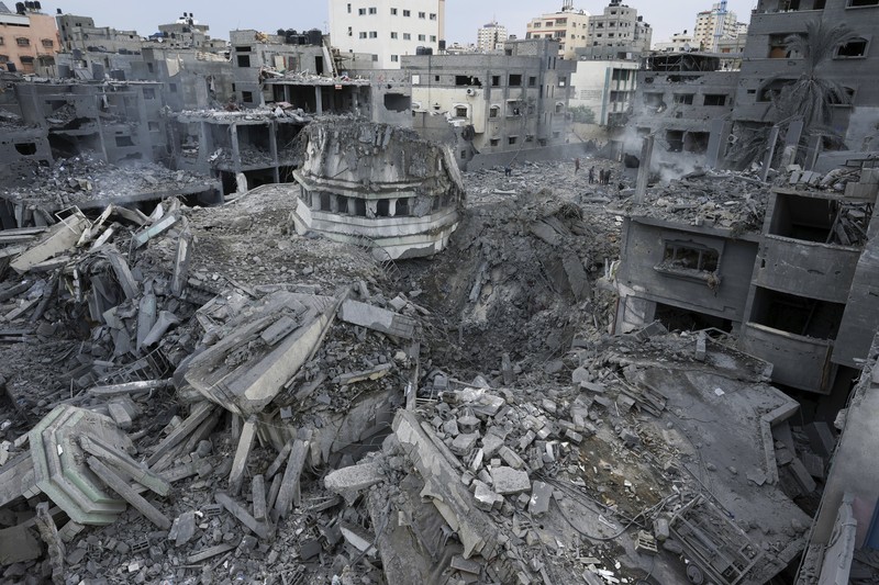 Pemandangan puing-puing sebuah bangunan setelah terkena serangan udara Israel, di Kota Gaza, Minggu, 8 Oktober 2023. (AP Photo/Hatem Moussa)
