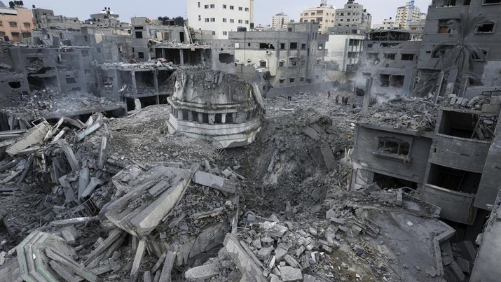 Pemandangan puing-puing sebuah bangunan setelah terkena serangan udara Israel, di Kota Gaza, Minggu, 8 Oktober 2023. (AP Photo/Adel Hana)
