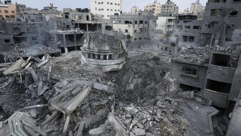 Pemandangan puing-puing sebuah bangunan setelah terkena serangan udara Israel, di Kota Gaza, Minggu, 8 Oktober 2023. (AP Photo/Hatem Moussa)