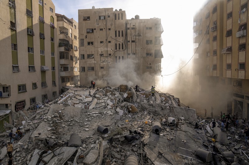 Pemandangan puing-puing sebuah bangunan setelah terkena serangan udara Israel, di Kota Gaza, Minggu, 8 Oktober 2023. (AP Photo/Hatem Moussa) Pemandangan puing-puing sebuah bangunan setelah terkena serangan udara Israel, di Kota Gaza, Minggu, 8 Oktober 2023. (AP Photo/Hatem Moussa)