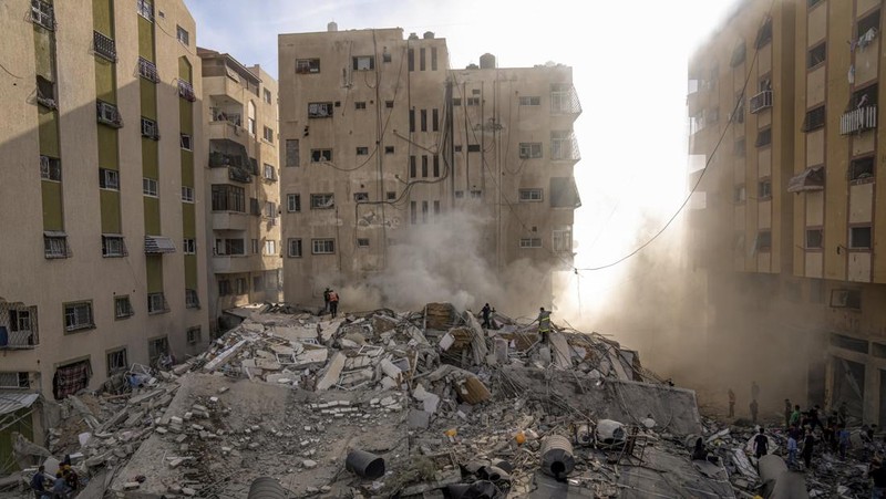 Pemandangan puing-puing sebuah bangunan setelah terkena serangan udara Israel, di Kota Gaza, Minggu, 8 Oktober 2023. (AP Photo/Hatem Moussa)