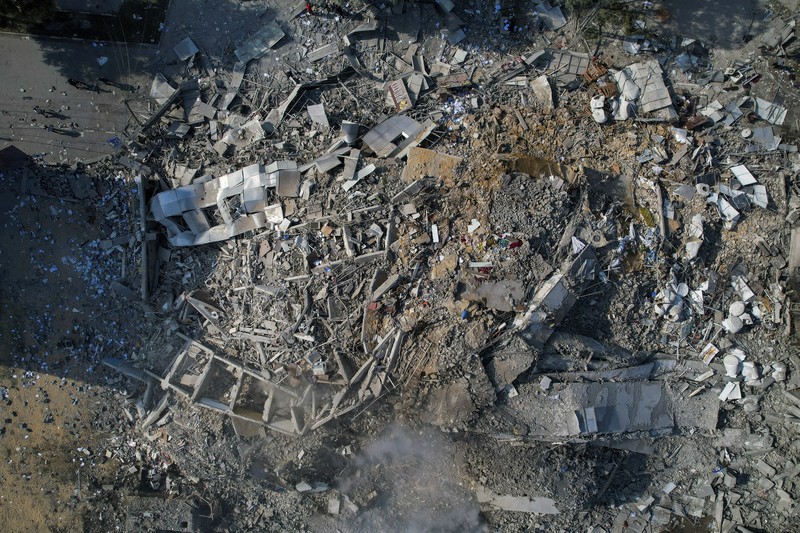 Pemandangan puing-puing sebuah bangunan setelah terkena serangan udara Israel, di Kota Gaza, Minggu, 8 Oktober 2023. (AP Photo/Hatem Moussa)