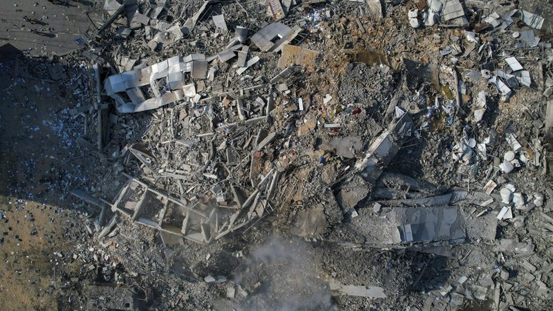 Pemandangan puing-puing sebuah bangunan setelah terkena serangan udara Israel, di Kota Gaza, Minggu, 8 Oktober 2023. (AP Photo/Hatem Moussa)