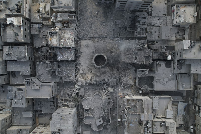 Pemandangan puing-puing sebuah bangunan setelah terkena serangan udara Israel, di Kota Gaza, Minggu, 8 Oktober 2023. (AP Photo/Hatem Moussa)