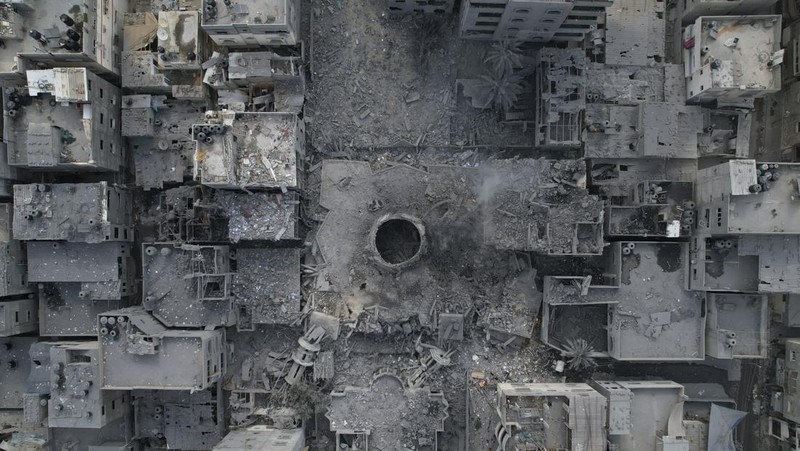 Pemandangan puing-puing sebuah bangunan setelah terkena serangan udara Israel, di Kota Gaza, Minggu, 8 Oktober 2023. (AP Photo/Hatem Moussa)