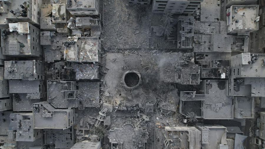 Pemandangan puing-puing sebuah bangunan setelah terkena serangan udara Israel, di Kota Gaza, Minggu, 8 Oktober 2023. (AP Photo/Hatem Moussa)