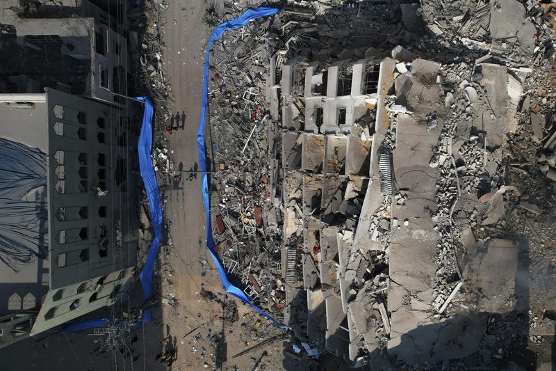 Pemandangan puing-puing sebuah bangunan setelah terkena serangan udara Israel, di Kota Gaza, Minggu, 8 Oktober 2023. (AP Photo/Hatem Moussa) Pemandangan puing-puing sebuah bangunan setelah terkena serangan udara Israel, di Kota Gaza, Minggu, 8 Oktober 2023. (AP Photo/Hatem Moussa)