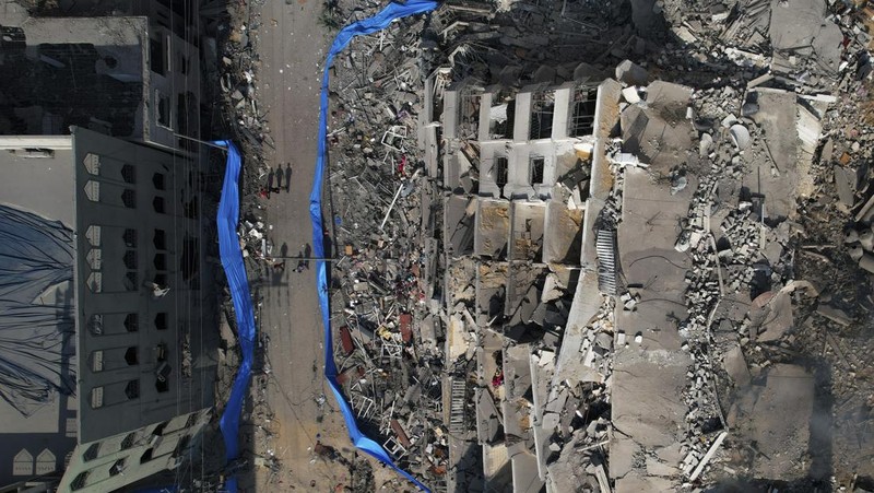 Pemandangan puing-puing sebuah bangunan setelah terkena serangan udara Israel, di Kota Gaza, Minggu, 8 Oktober 2023. (AP Photo/Hatem Moussa)