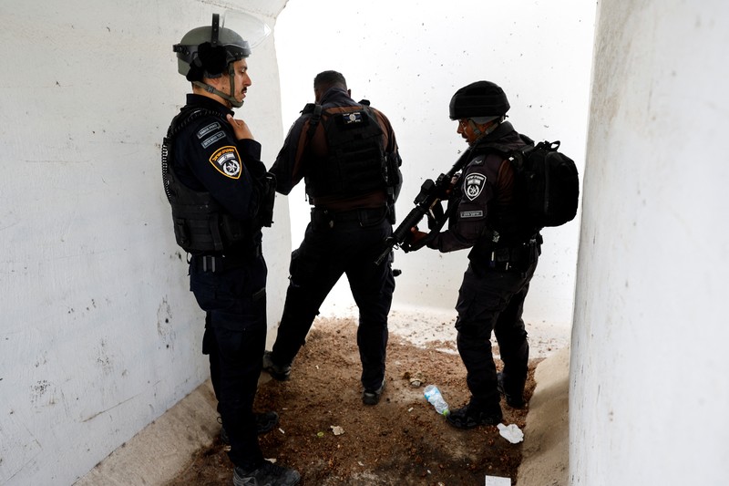 Israel mulai melancarkan serangan udara ke perbatasan Lebanon hingga menewaskan empat anggota Hizbullah pada Senin (9/10) waktu setempat. Serangan ini terjadi ketika Israel dan kelompok Hamas Palestina kembali terlibat peperangan di Jalur Gaza sejak akhir pekan lalu. (REUTERS/MOHAMMED SALEM) Israel mulai melancarkan serangan udara ke perbatasan Lebanon hingga menewaskan empat anggota Hizbullah pada Senin (9/10) waktu setempat. Serangan ini terjadi ketika Israel dan kelompok Hamas Palestina kembali terlibat peperangan di Jalur Gaza sejak akhir pekan lalu. (REUTERS/MOHAMMED SALEM)