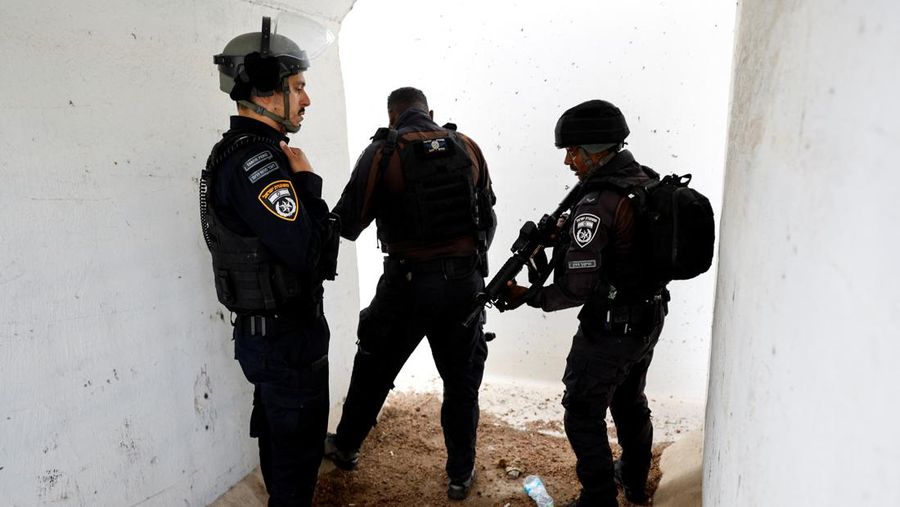 Israel mulai melancarkan serangan udara ke perbatasan Lebanon hingga menewaskan empat anggota Hizbullah pada Senin (9/10) waktu setempat. Serangan ini terjadi ketika Israel dan kelompok Hamas Palestina kembali terlibat peperangan di Jalur Gaza sejak akhir pekan lalu. (REUTERS/MOHAMMED SALEM)