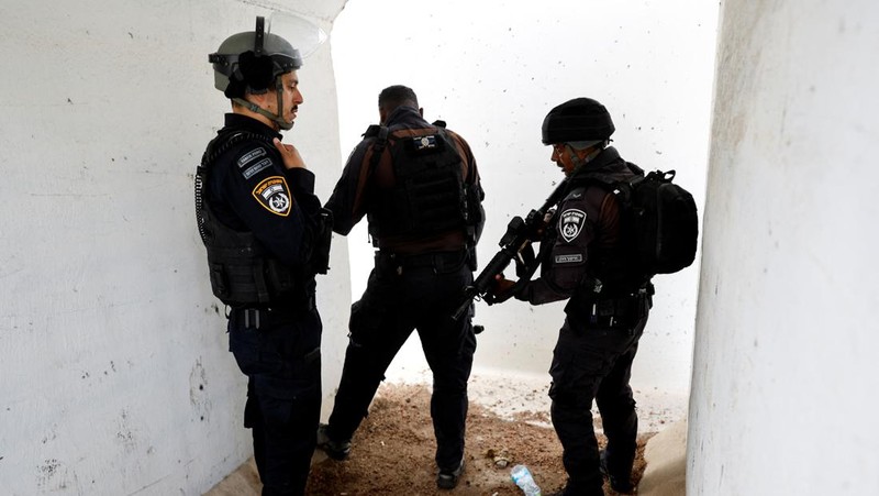 Israel mulai melancarkan serangan udara ke perbatasan Lebanon hingga menewaskan empat anggota Hizbullah pada Senin (9/10) waktu setempat. Serangan ini terjadi ketika Israel dan kelompok Hamas Palestina kembali terlibat peperangan di Jalur Gaza sejak akhir pekan lalu. (REUTERS/MOHAMMED SALEM)