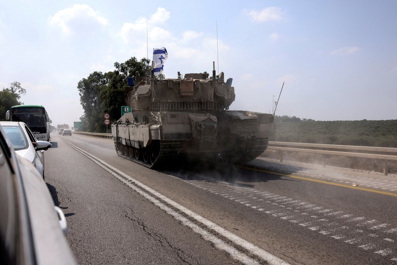 Israel mulai melancarkan serangan udara ke perbatasan Lebanon hingga menewaskan empat anggota Hizbullah pada Senin (9/10) waktu setempat. Serangan ini terjadi ketika Israel dan kelompok Hamas Palestina kembali terlibat peperangan di Jalur Gaza sejak akhir pekan lalu. (REUTERS/MOHAMMED SALEM) Israel mulai melancarkan serangan udara ke perbatasan Lebanon hingga menewaskan empat anggota Hizbullah pada Senin (9/10) waktu setempat. Serangan ini terjadi ketika Israel dan kelompok Hamas Palestina kembali terlibat peperangan di Jalur Gaza sejak akhir pekan lalu. (REUTERS/MOHAMMED SALEM)
