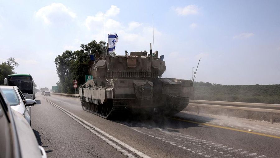 Sebuah tank Israel melaju di jalan menyusul infiltrasi massal oleh orang-orang bersenjata Hamas dari Jalur Gaza. (REUTERS/Ronen Zvulun)