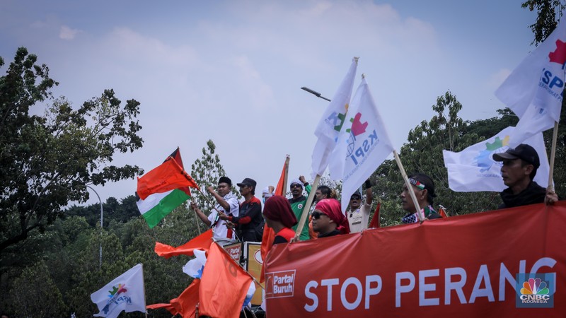 Sejumlah buruh melakukan aksi unjuk rasa di depan kantor Kedutaan Besar Amerika Serikat (Kedubes AS) di Jakarta, Selasa (10/10/2023). (CNBC Indonesia/Faisal Rahman) Sejumlah buruh melakukan aksi unjuk rasa di depan kantor Kedutaan Besar Amerika Serikat (Kedubes AS) di Jakarta, Selasa (10/10/2023). (CNBC Indonesia/Faisal Rahman)