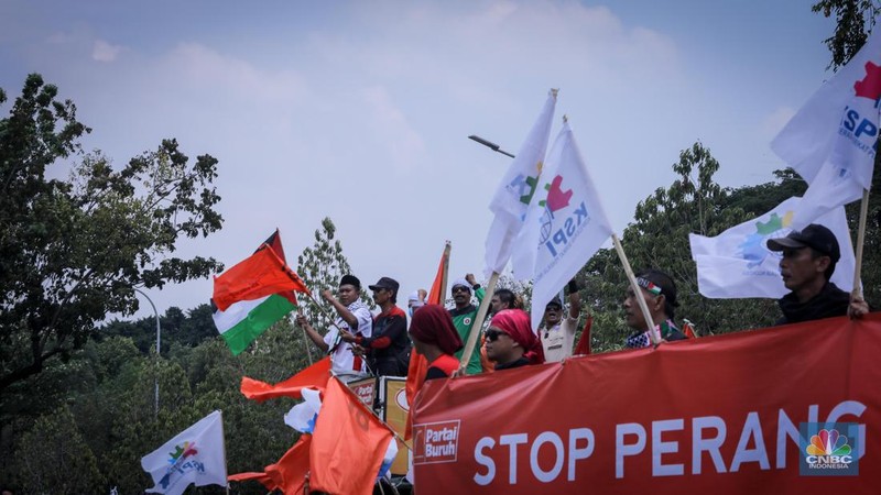 Sejumlah buruh melakukan aksi unjuk rasa di depan kantor Kedutaan Besar Amerika Serikat (Kedubes AS) di Jakarta, Selasa (10/10/2023). (CNBC Indonesia/Faisal Rahman)