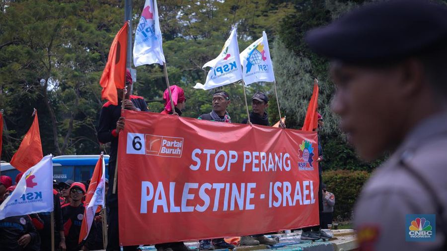 Sejumlah buruh melakukan aksi unjuk rasa di depan kantor Kedutaan Besar Amerika Serikat (Kedubes AS) di Jakarta, Selasa (10/10/2023). (CNBC Indonesia/Faisal Rahman)