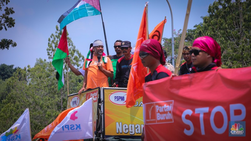 Sejumlah buruh melakukan aksi unjuk rasa di depan kantor Kedutaan Besar Amerika Serikat (Kedubes AS) di Jakarta, Selasa (10/10/2023). (CNBC Indonesia/Faisal Rahman)
